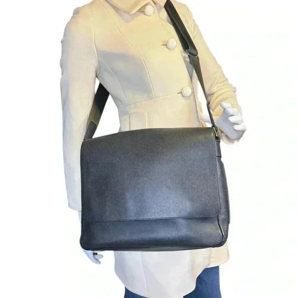 Louis Vuitton Taiga Roman MM Shoulder Bag Messager Crossbody Bag.